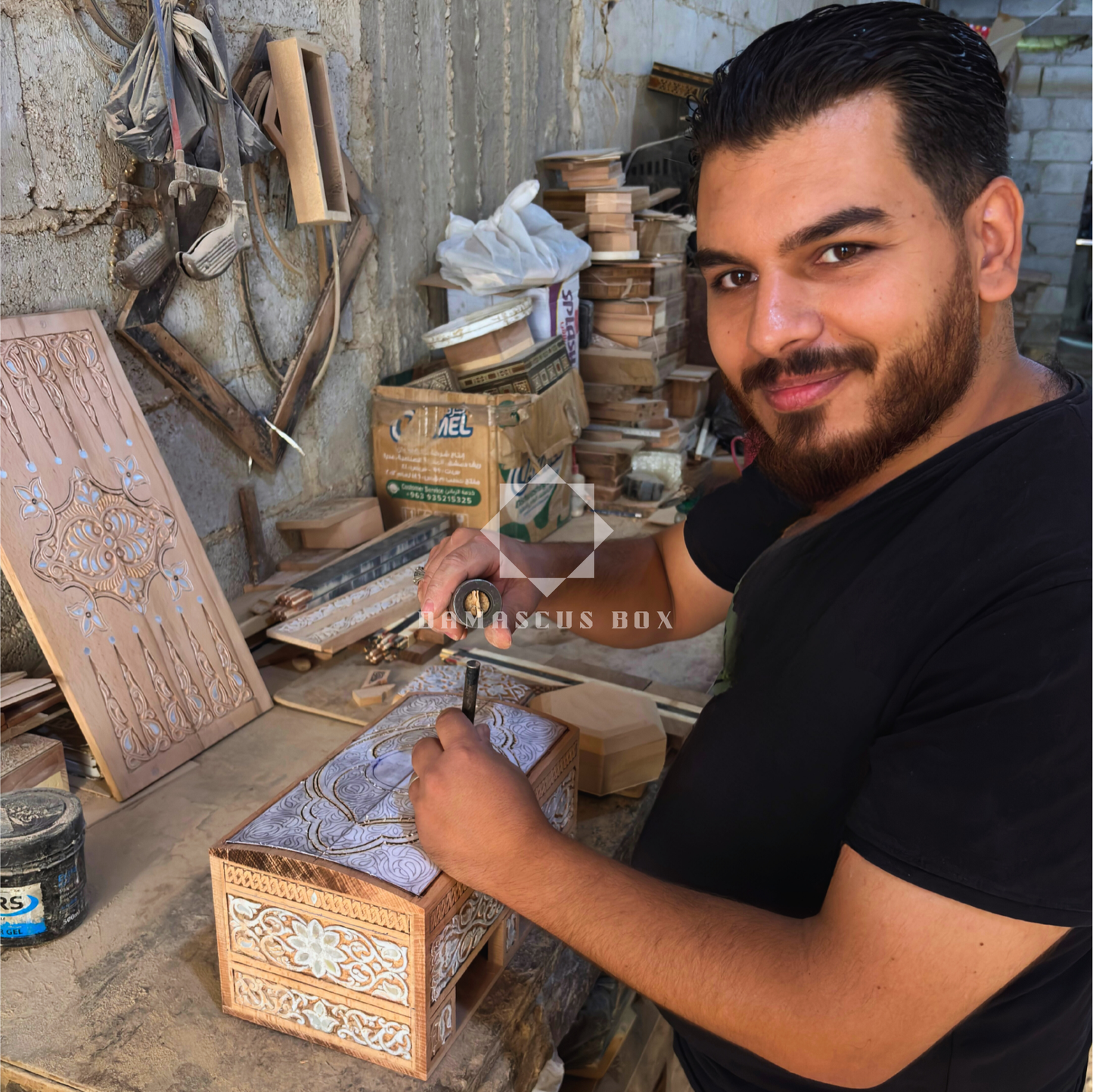 Boîte en Hêtre Sculptée à la Main – Nacre & Finition Noyer Élégante