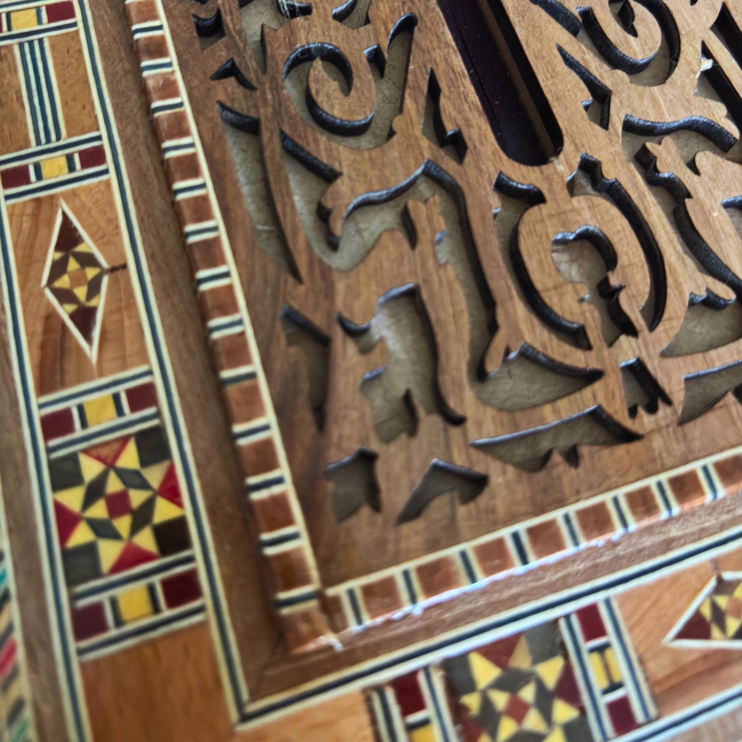 Caixa de Lenços Damasquina em Madeira Entalhada – Interior de Veludo Vermelho