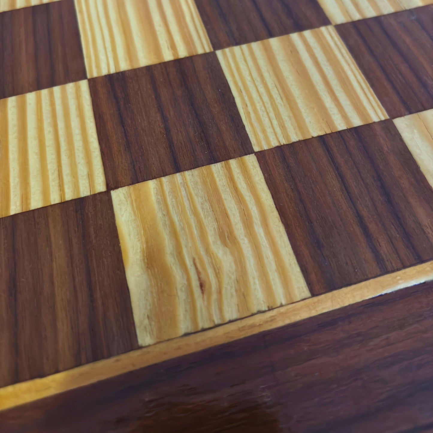 Mesa de Backgammon y Ajedrez Damasquina Hecha a Mano por Gaby Al Dayeh – Diseño Clásico