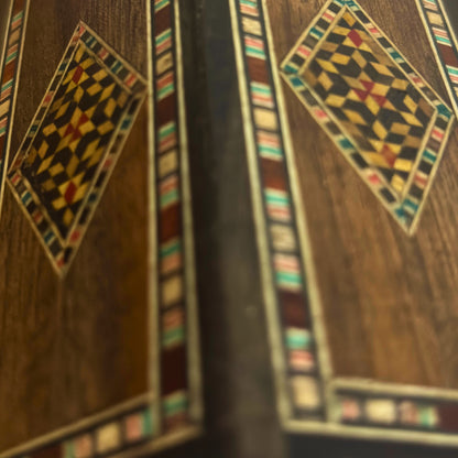 Damasceński Drewniany Pojemnik na Długopisy od Gaby Al Dayeh – Naturalne Drewno & Ręczna Elegancja