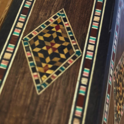 Damasceński Drewniany Pojemnik na Długopisy od Gaby Al Dayeh – Naturalne Drewno & Ręczna Elegancja