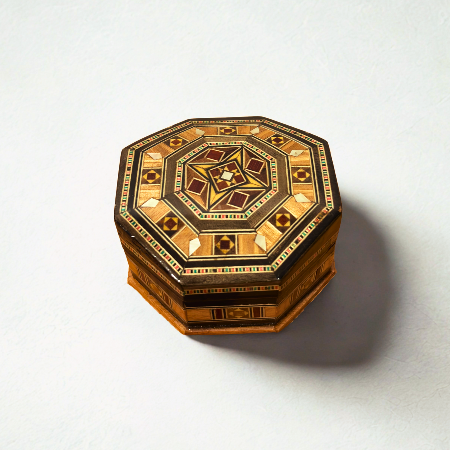 Boîte en Mosaïque Artisanale de Damas – Art Traditionnel & Velours