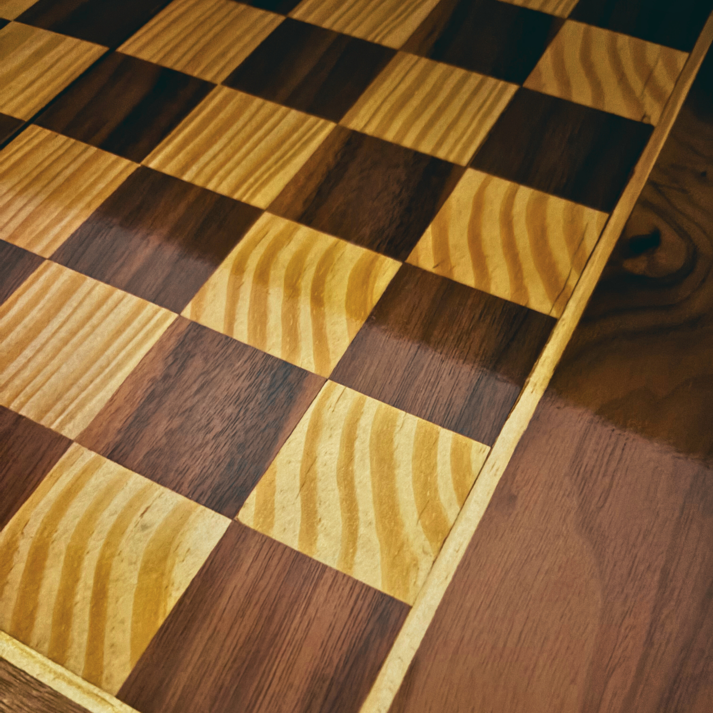 Tavolo Damaschino da Scacchi e Backgammon Fatto a Mano da Gaby Al Dayeh – Design Classico