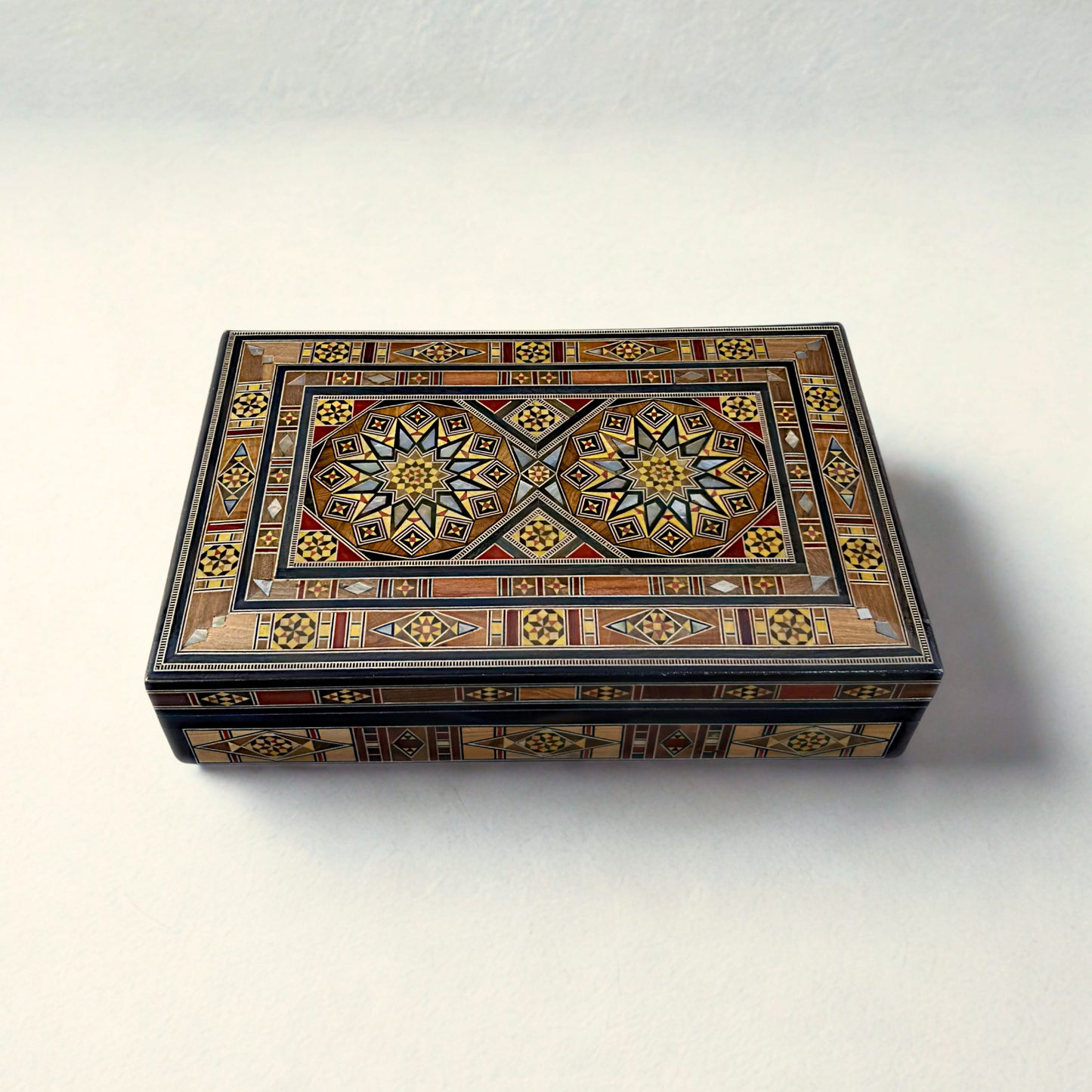 Handgefertigte Mosaik-Schatulle aus Damaskus – Holzkunst & Samt