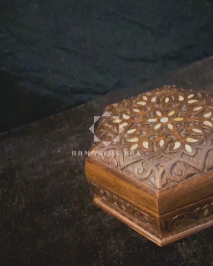 Handgesneden Luxe Doos uit Damascus – Parelmoer & Fluweel