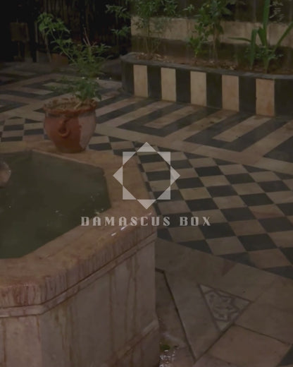 Jouri – Clutch Damasquina de Luxo com Madrepérola Floral & Corrente de Pérolas