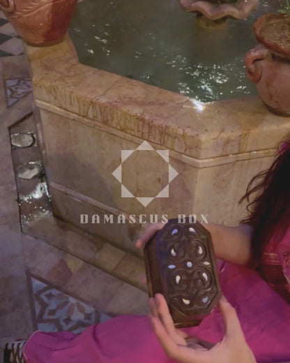 Scatola in Faggio Intagliata a Mano con Madreperla – Eleganza Finitura Noce